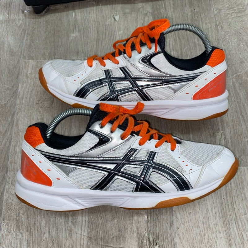 Sepatu batminton