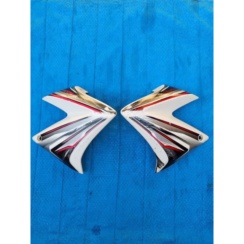 sirip tangki Vixion old 3C1 / sayap tangki Vixion old warna putih original