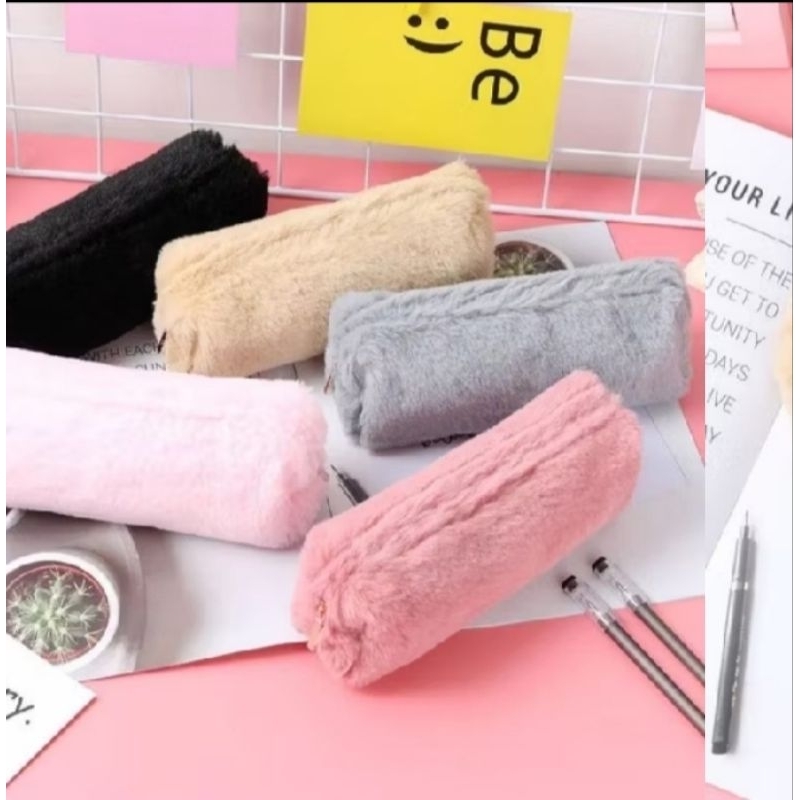 

Kotak Pensil Tepak Alat Tulis Motif Bulu Soft Model Korea Fuzzy Pencil Case