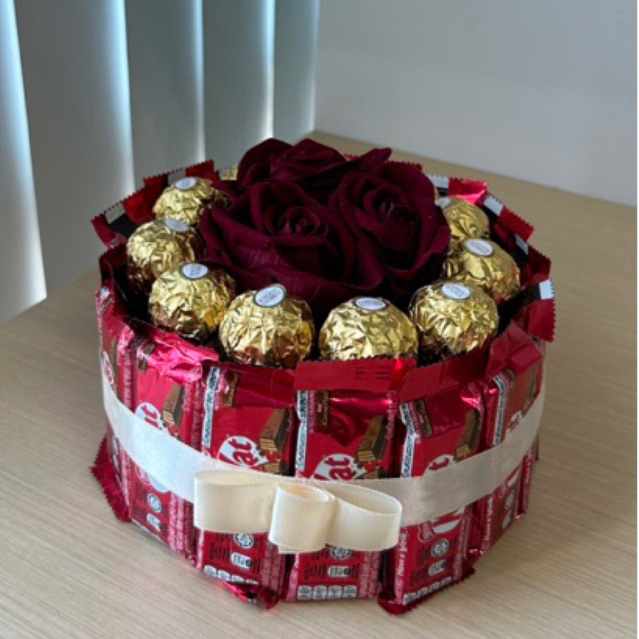 

BUKET COKLAT TOWER KITKAT FERRERO ROCHER DENGAN PREMIUM ROSE