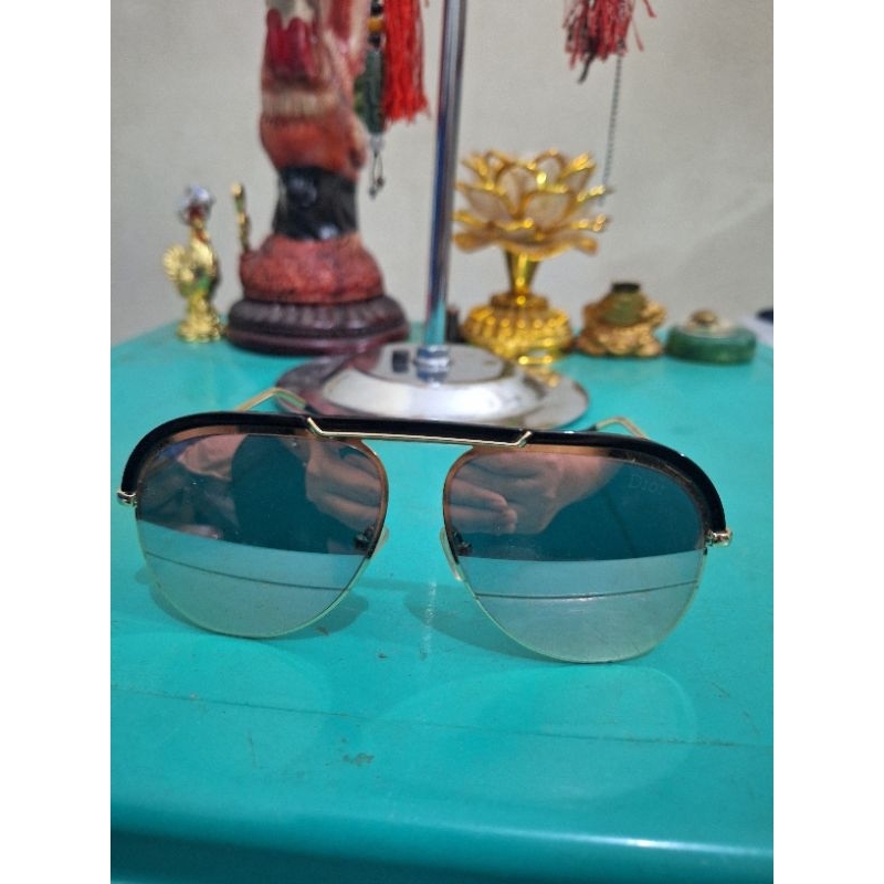 Kacamata branded Christian dior new dior 
Desertic 2m22k metal 
Dore new gold sunglasse 
Gold 
Limit