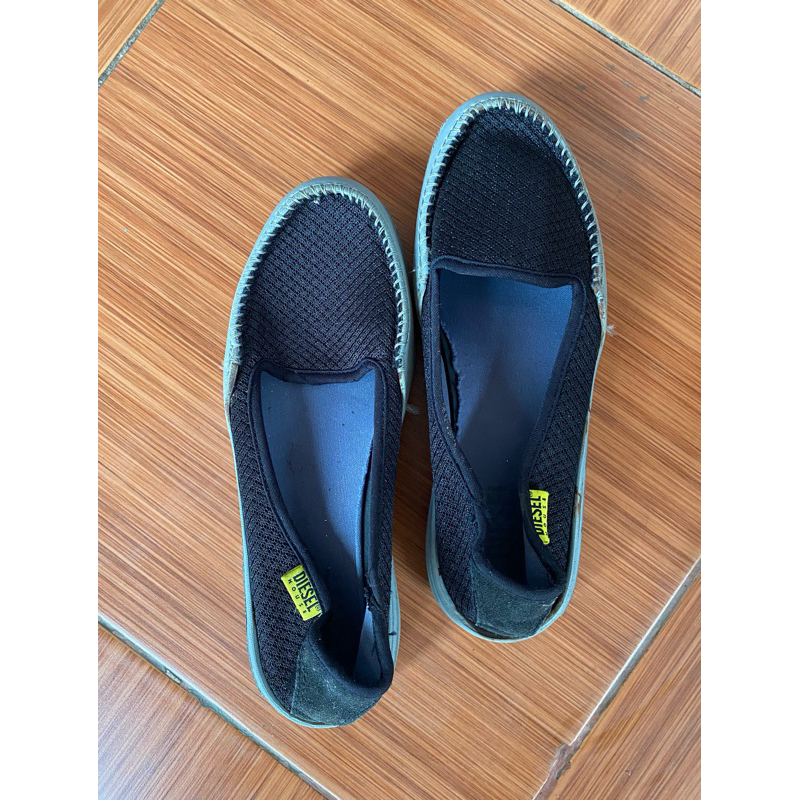 Preloved flat shoes warna hitam merk diesel house size 39cm