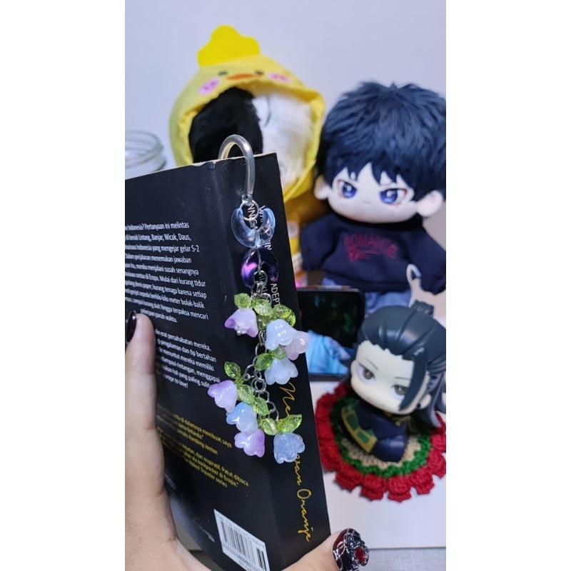 

CUSTOM BOOKMARK WITH BEADS CHAT FOR INFO