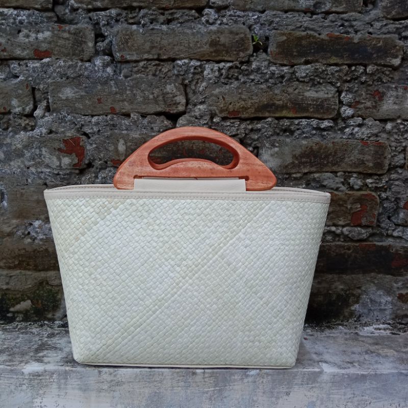 Tas anyaman pandan / Tas pandan / Tas pandan handle kayu / Tas botega pandan handle kayu / Tas gagan