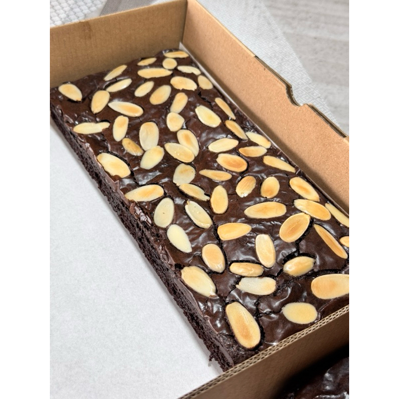 

Fudgy Brownies Almond 22x10 cm 400 g | alina brunis