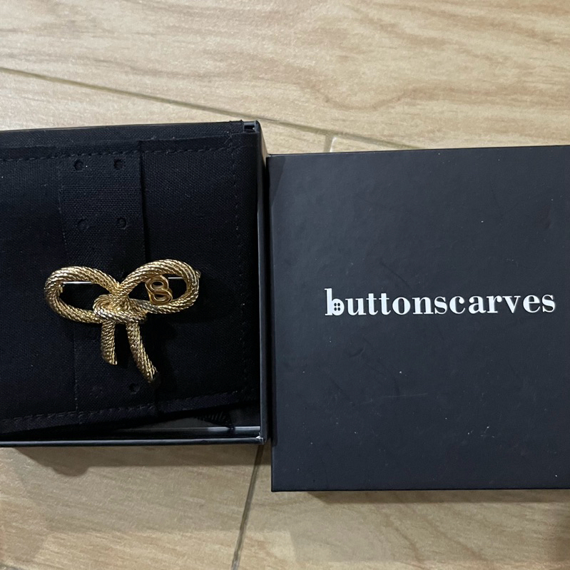 [PRELOVED] Original Buttonscarves Kyla Brooch Bros Broch Gold