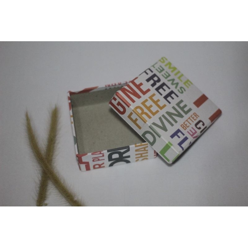 

KOTAK KADO/GIFT BOX (MOTIV HURUF) 10cm×10cm×4cm(tinggi)