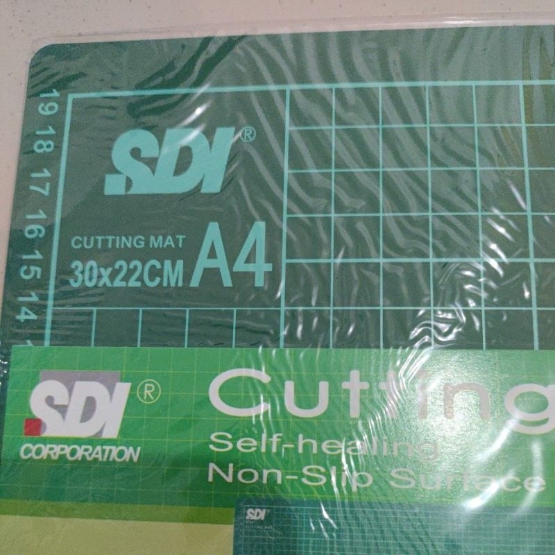 

SDI 1005 Alas Potong A4 ( 12" x 9" ) Cutting Mat A 4 ( 300mm x 220mm )