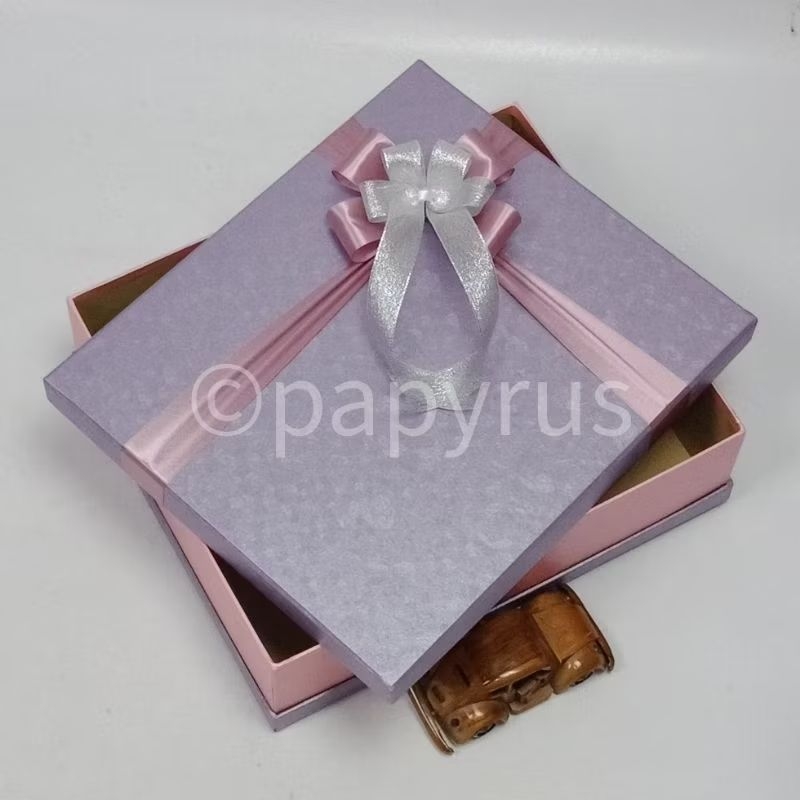 

PAPYRUS Sandwich 30x35 Tinggi 10cm Kotak Kado Gift Box V3