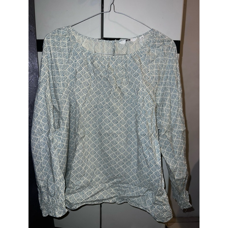 Uniqlo Casual Batik Blouse Wanita in Blue