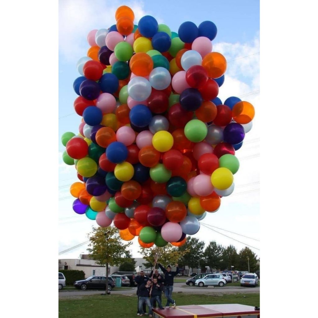 Balon gas terbang helium