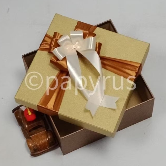 

PAPYRUS Kombinasi 22,5x22,5 Tinggi 5cm Kotak Kado Gift Box V2