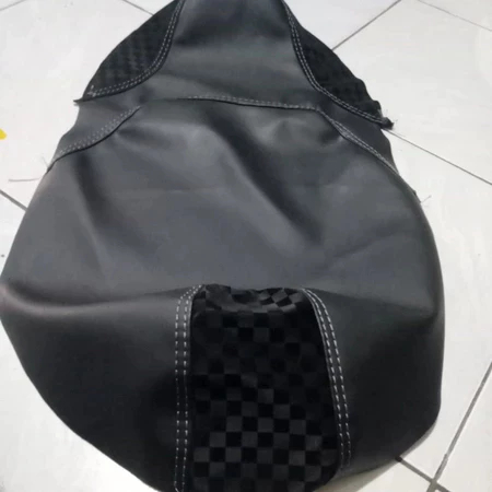sarung jok / kulit jok mbtech model jaitan tenggah vario 125/led old /new terlarisss