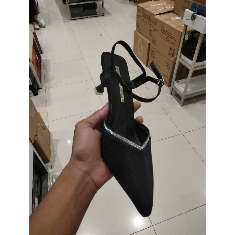 sandal pesta wanita dari brand genny