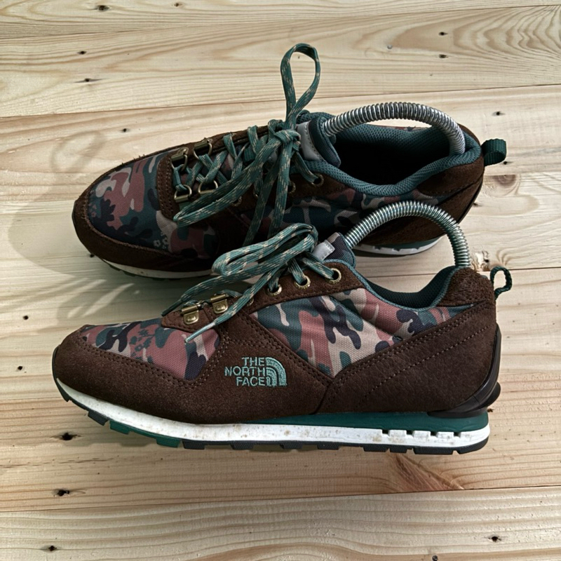 Sepatu The North Face Camo Barkeley Originals - Kondisi second very good condition untuk pria & wani
