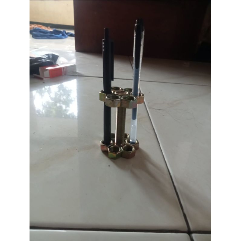 

penyimpanan pensil dan pulpen dari mur