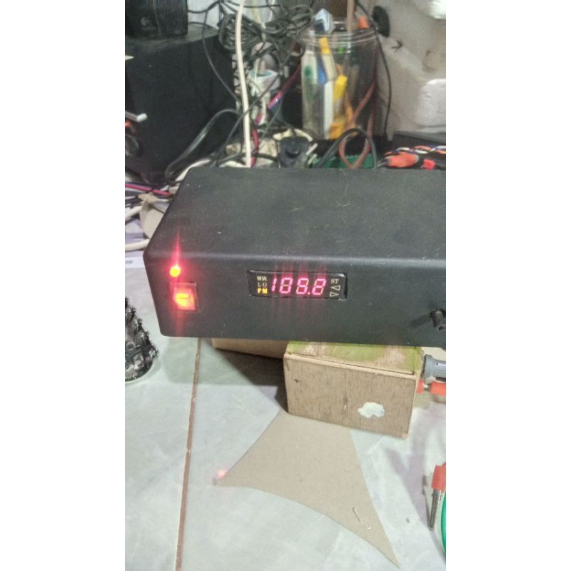 Fm tuner dengan frequency counter display digital
