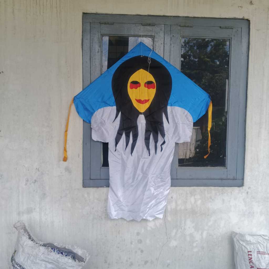 Layangan , layang-layang motif Hantu Kuntilanak bahan bambu kain mainan anak-anak jadul