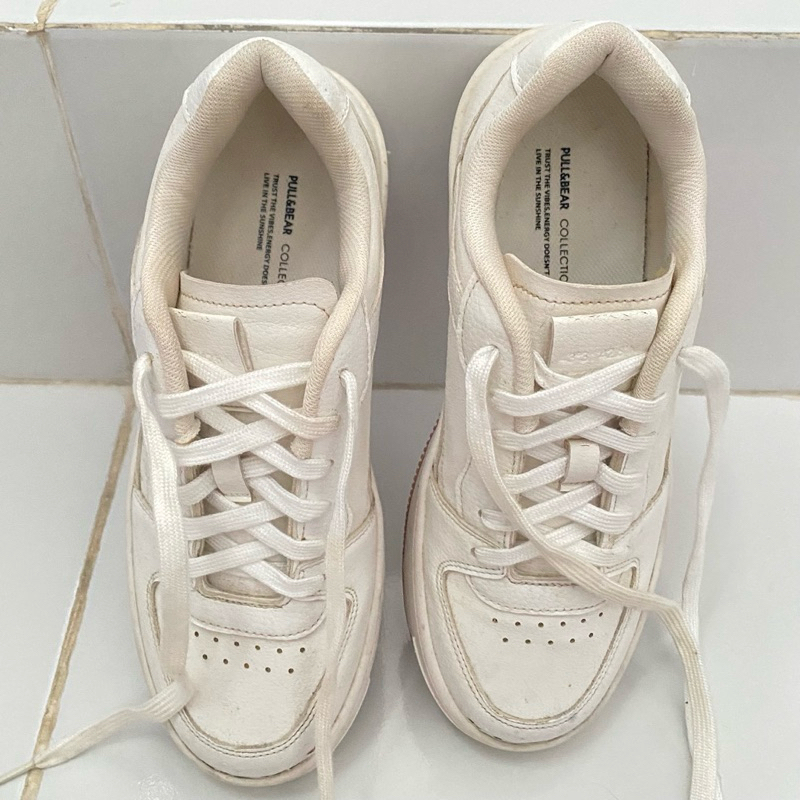 sepatu putih pull n bear sz 38
