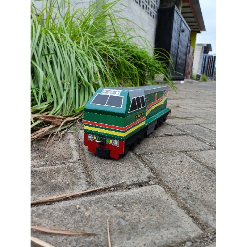 Miniatur Kereta Api Lokomotif CC203 Hijau- MINIATUR KERETA API KAYU SURABAYA