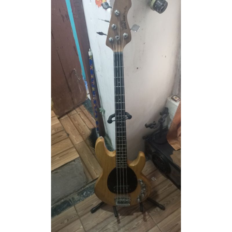 gitar bass musicman