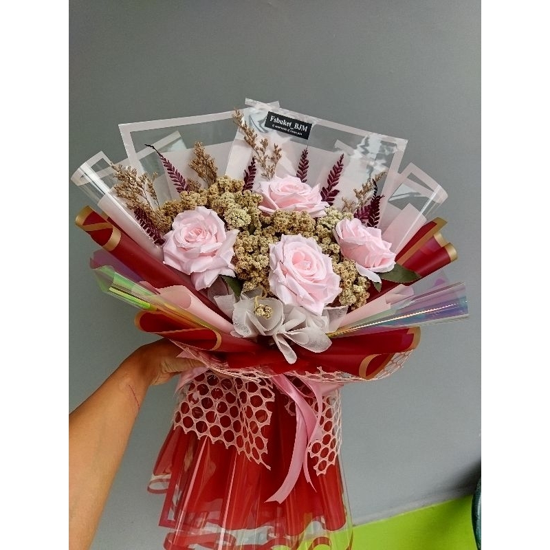 buket bunga edelweis dan bunga mawar artificial (palsu)