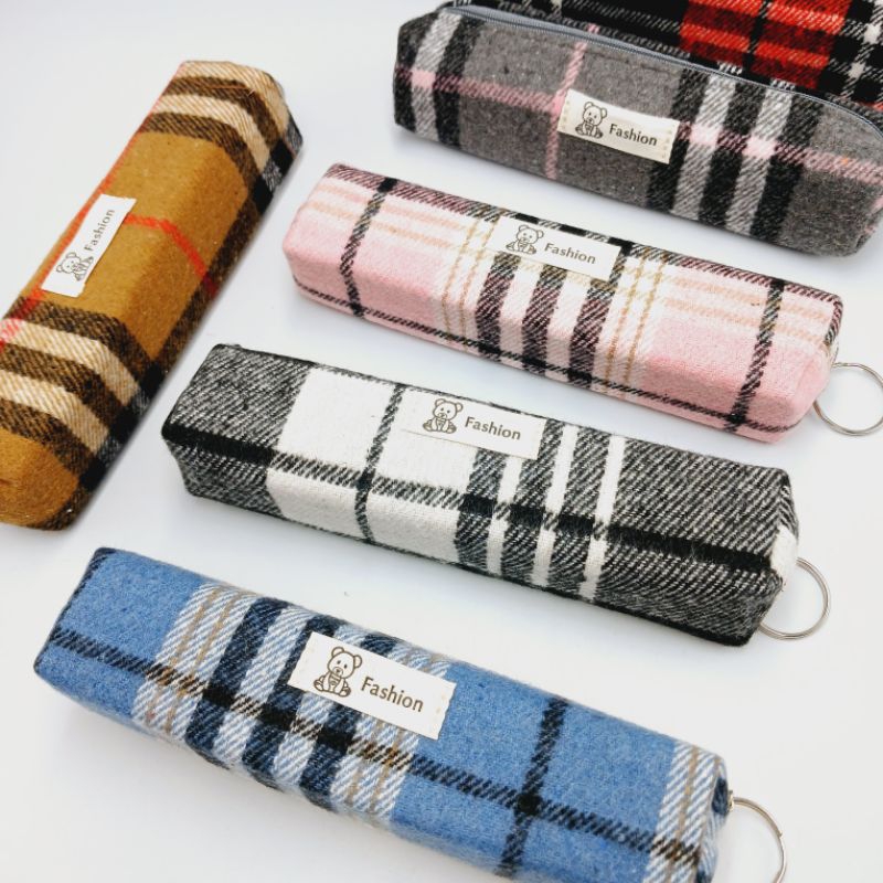 

Tempat Pensil Motif Kain Kotak Bear - Tempat Pulpen Motif Kotak Bear