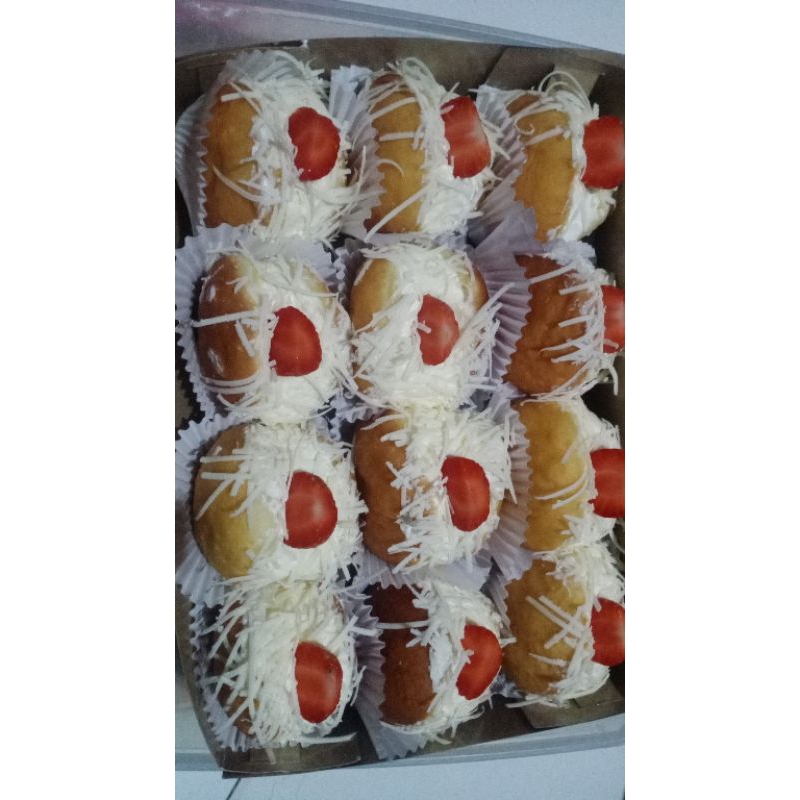 

Donat cream keju strawberry