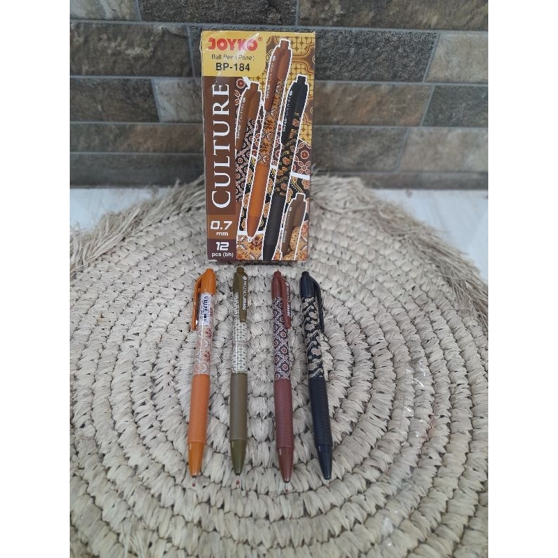 

Ball pen joyko CULTURE BP - 184 (0,7mm) isi 12 pcs dalam satu pack terdapat 4 warna dengan desain batik yang berbeda beda