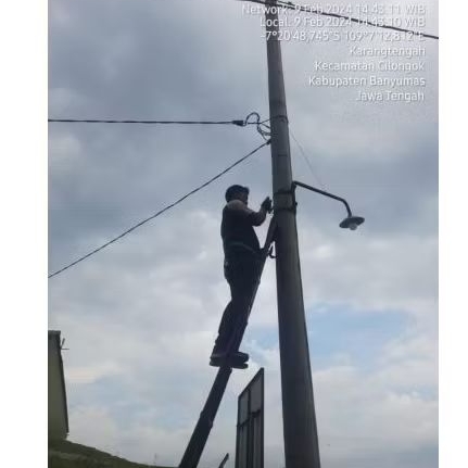 Tiang lampu jalan / Tiang besi gantung lampu jalan