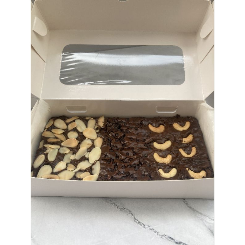 

Fudgy Brownies / brownies panggang cookies creamcheese lotus biscoff almond cashew