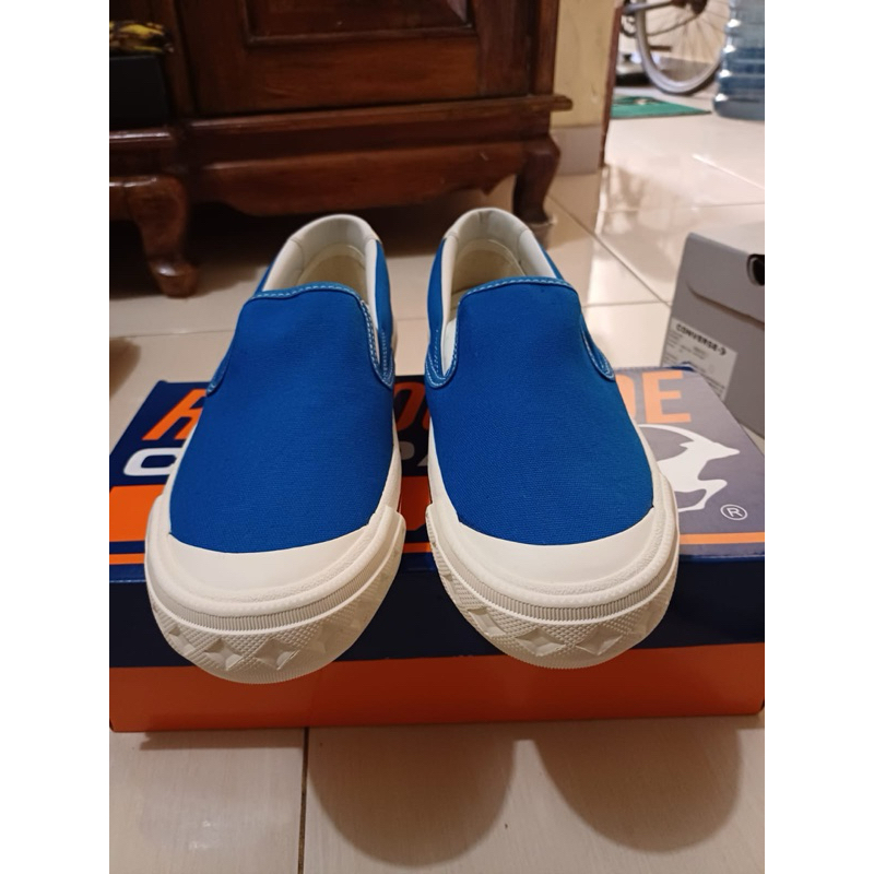 sepatu compass slip on 41