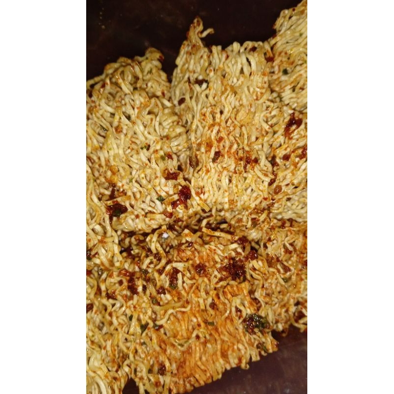 

Mie Kering Pedas Daun Jeruk Murah, Renyah, Rempah Melimpah