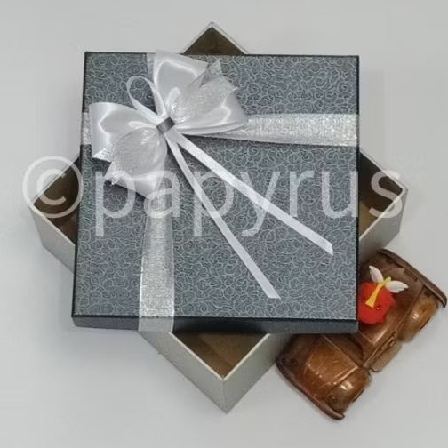 

PAPYRUS Kombinasi 20x20 Tinggi 5cm Kotak Kado Gift Box V1