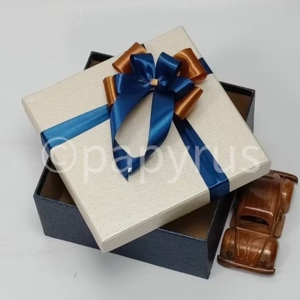 

PAPYRUS Kombinasi 20x20 Tinggi 10cm Kotak Kado Gift Box V3