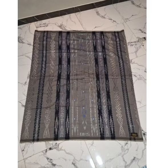 Sarung bhs full sutra second type SIN good condition (ada minus)