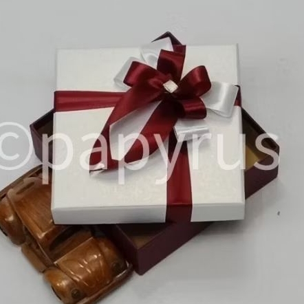 

PAPYRUS Kombinasi 15x15 Tinggi 5cm Kotak Kado Gift Box V2