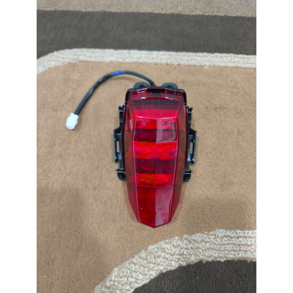 REFLEKTOR LAMPU BELAKANG YAMAHA R15 V3 ORIGINAL STOPLAMP  LAMPU BELAKANG R15 LED V3