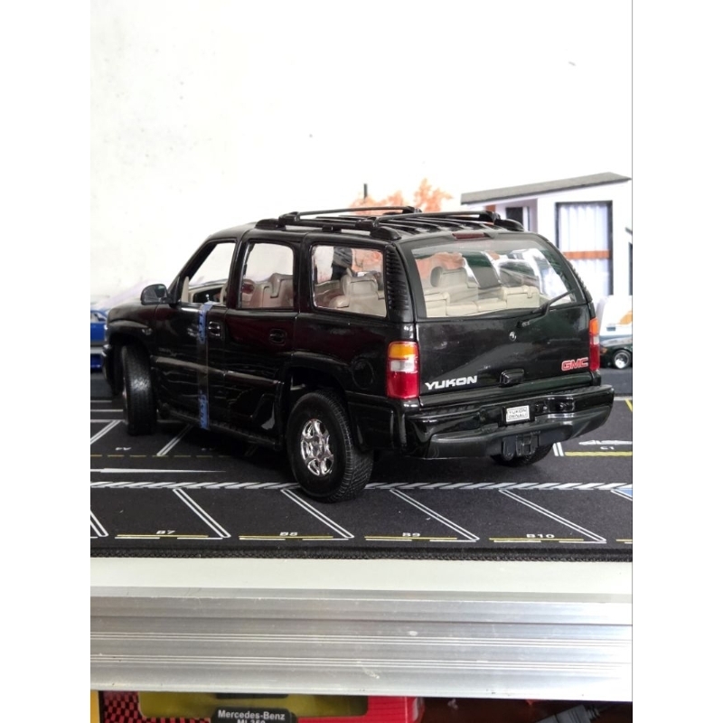 Diecast Welly GMC Yukon Denali hitam skala 1:18