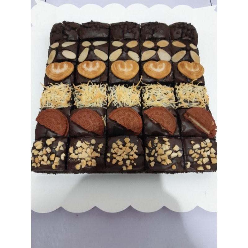 

FUDGY BROWNIES SEKAT