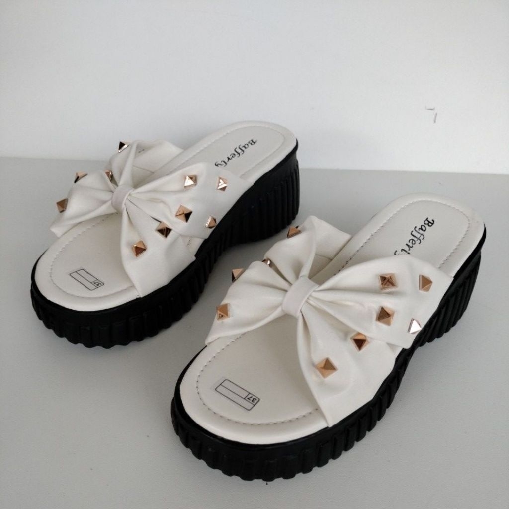 SANDAL WEDGES MERK BAFFERLY PYRAMID SILANG/ SANDRA PUTIH