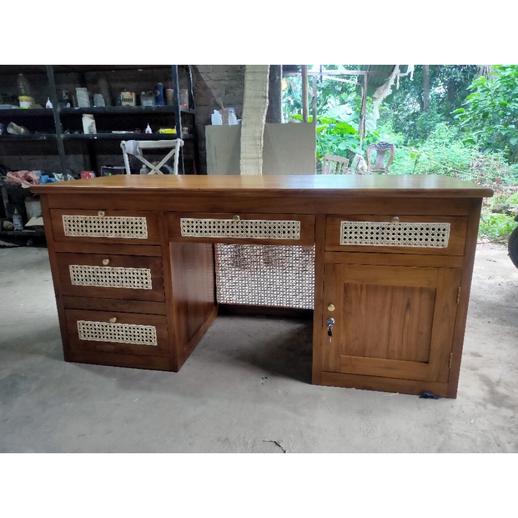 Meja kerja jati rotan estetik