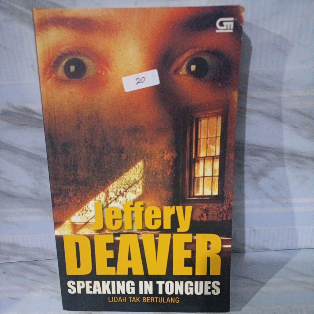 Speaking in Tong ues (lidah tak bertulang) by Jeffery Deaver
