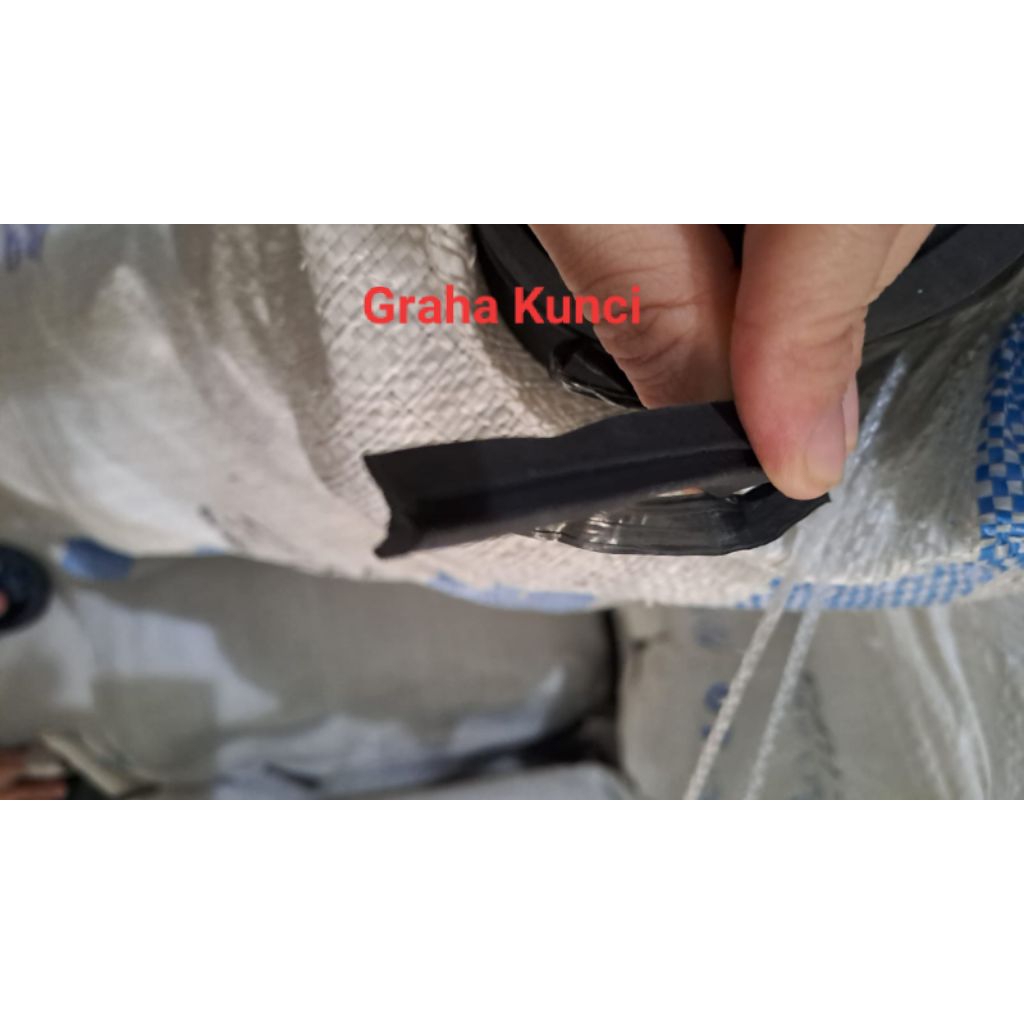 Karet kusen kecil aluminium kaca 078C hitam