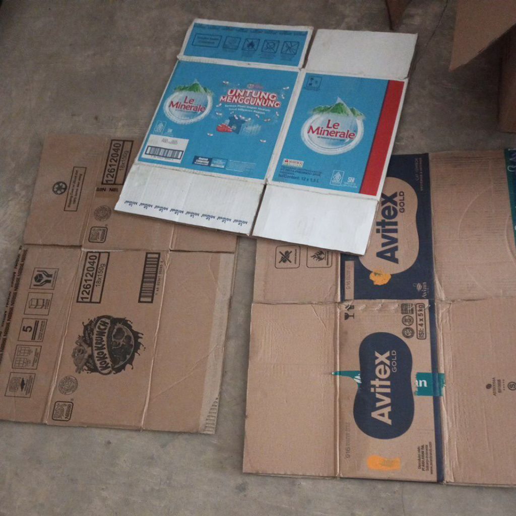 

kardus bekas untuk packing pindah rumah,kardus dijamin masih bagus dan cukup tebal