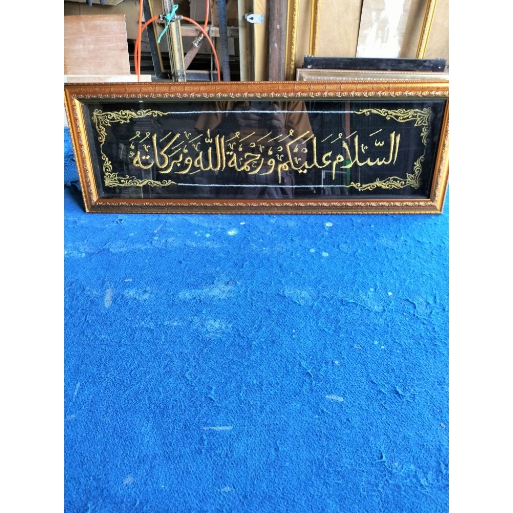 kaligrafi bertuliskan "Assalamualaikum" full bordir timbul manual.