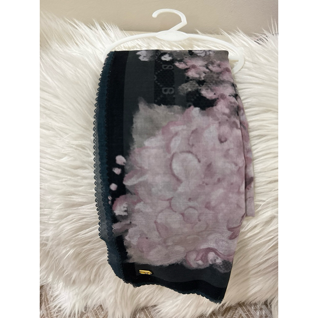 Buttonscarves Hydrangea noir
