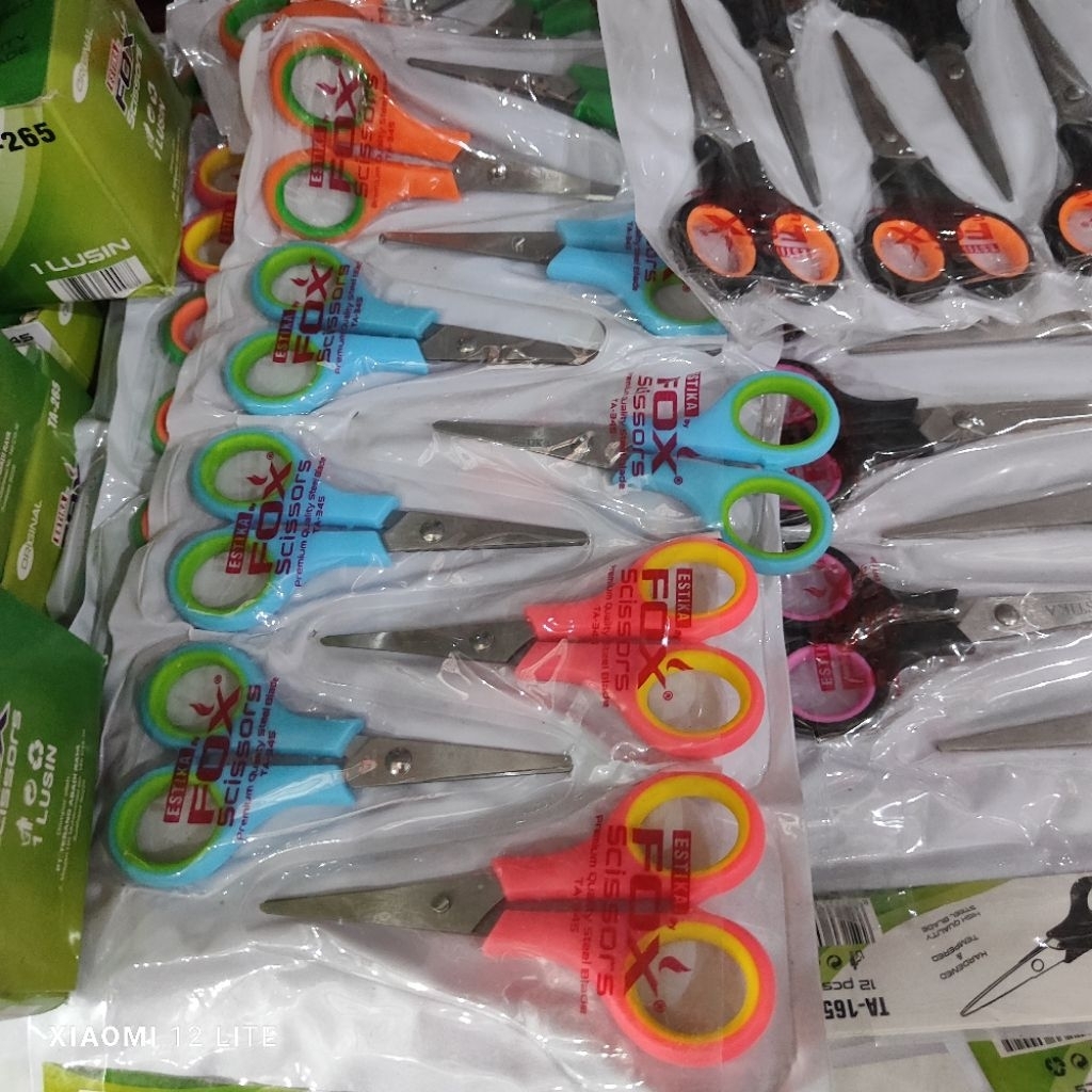 

Gunting kecil satu renteng isi 12 pcs