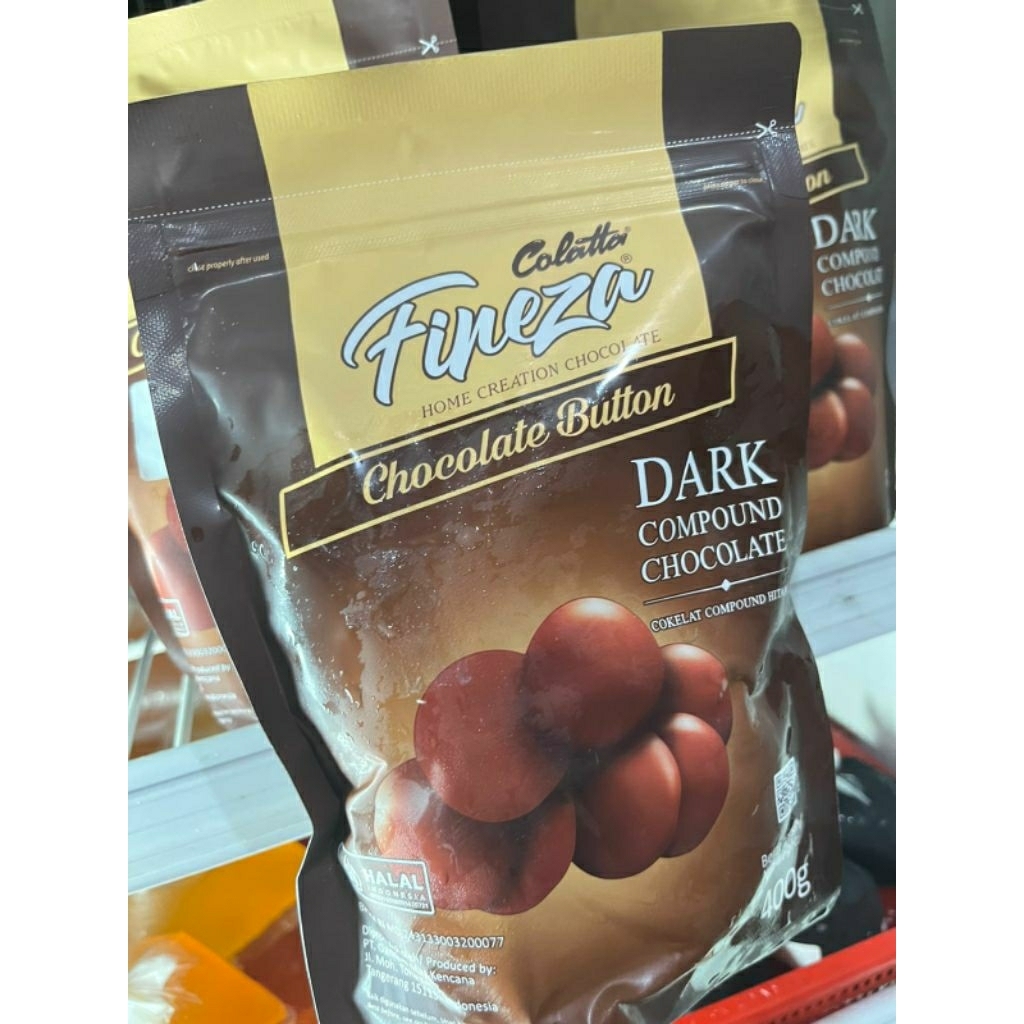 

Collata Fineza Dark Chocolate / Collata Fineza Chocolate Button Dark 400gr / Collata Fineza / Collata Fineza Button / Dark Compound Chocolate / Coklat Compound Hitam