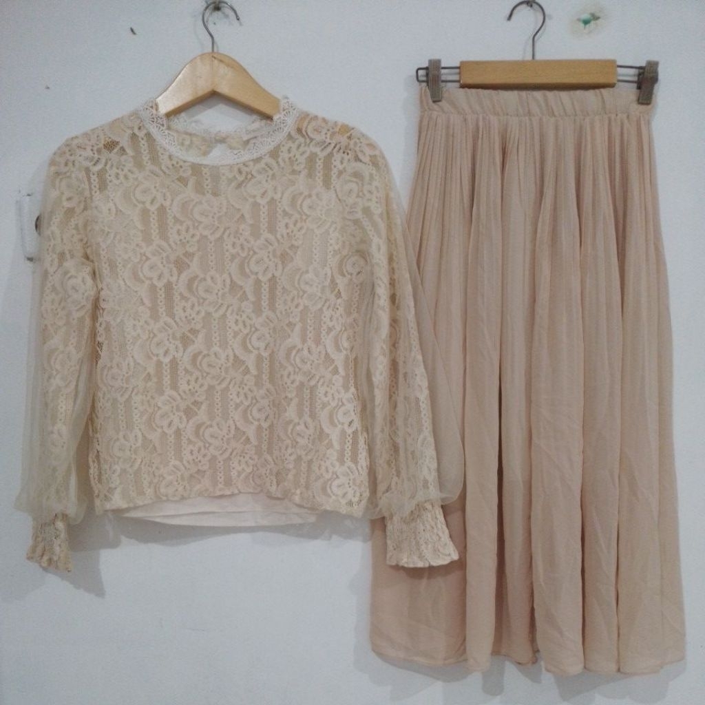 [PRELOVED] Setelan Blouse Brokat & Rok Plisket